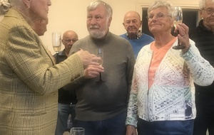 Agnès lève son verre